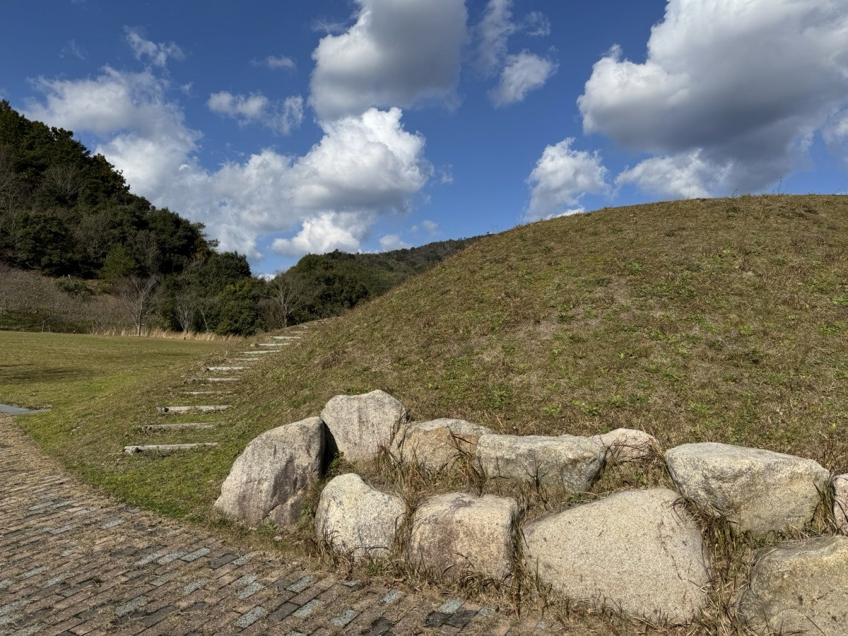 松江市北陵町にある公園『集いの広場』の山の階段