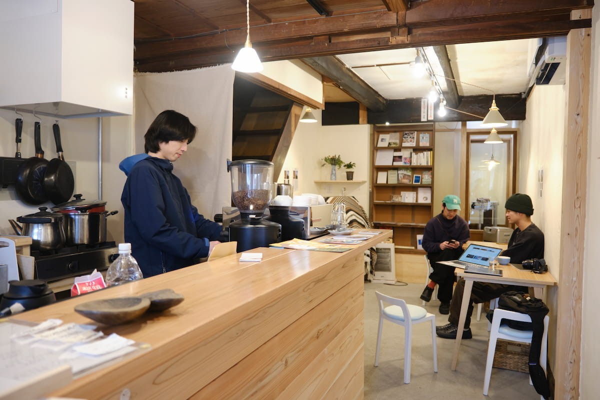 松江市和多見町のゲストハウス＆カフェ『余白』のカフェスペース
