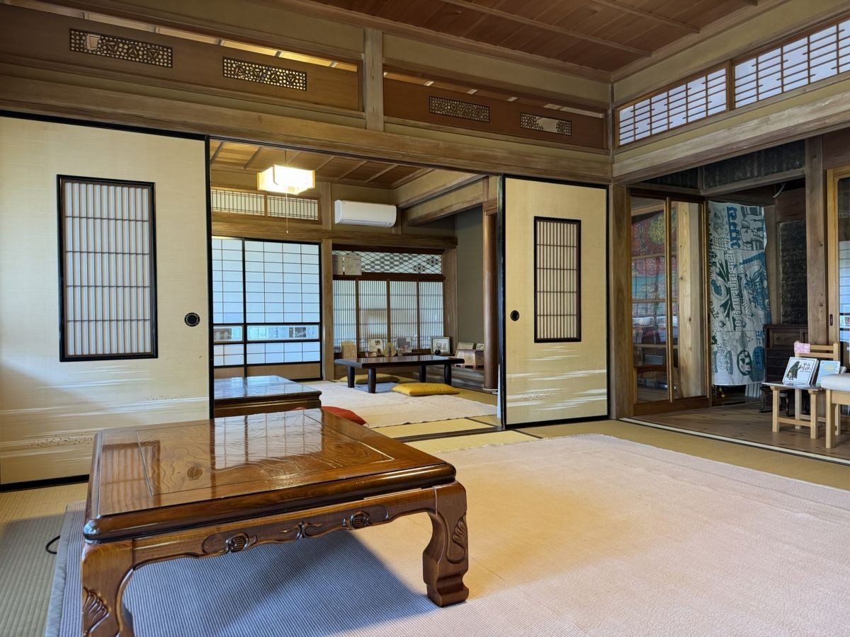 雲南市の古民家カフェ『Soban』の店内