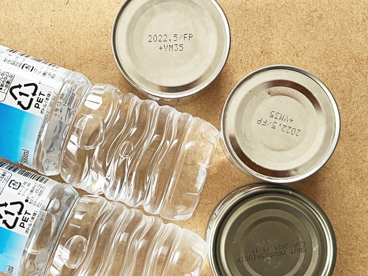 缶詰とペットボトルの水