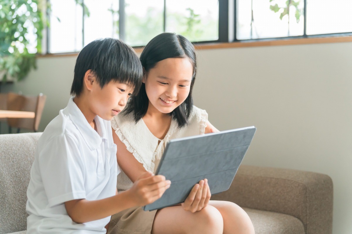 タブレットを使う子どもたち