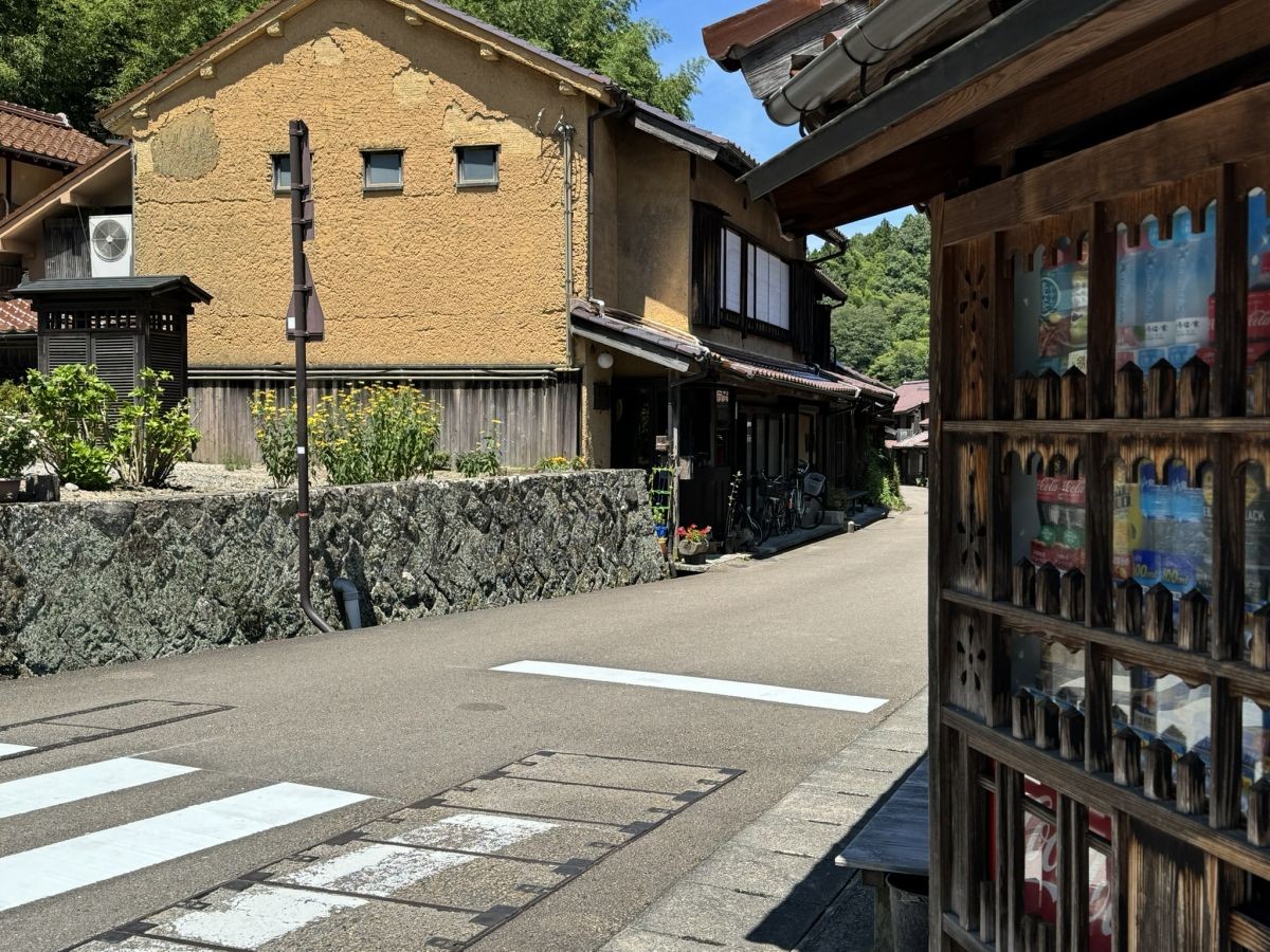 自販機近くの町並み