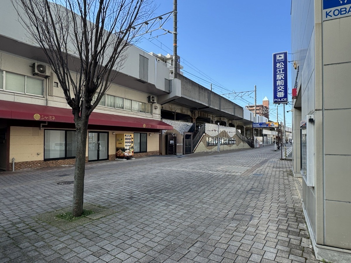 松江駅高架下の通り
