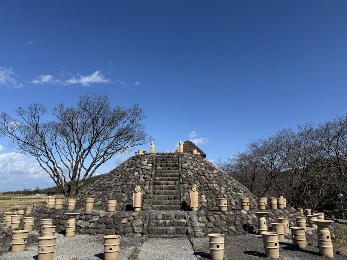 「伯耆古代の丘公園」内にある再現された古墳
