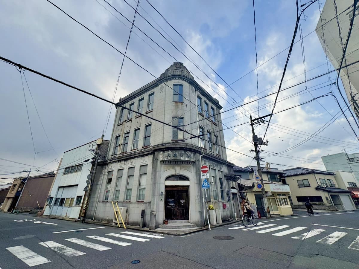 米子市道笑町に立つ近代建築「米子専門大店」の外観