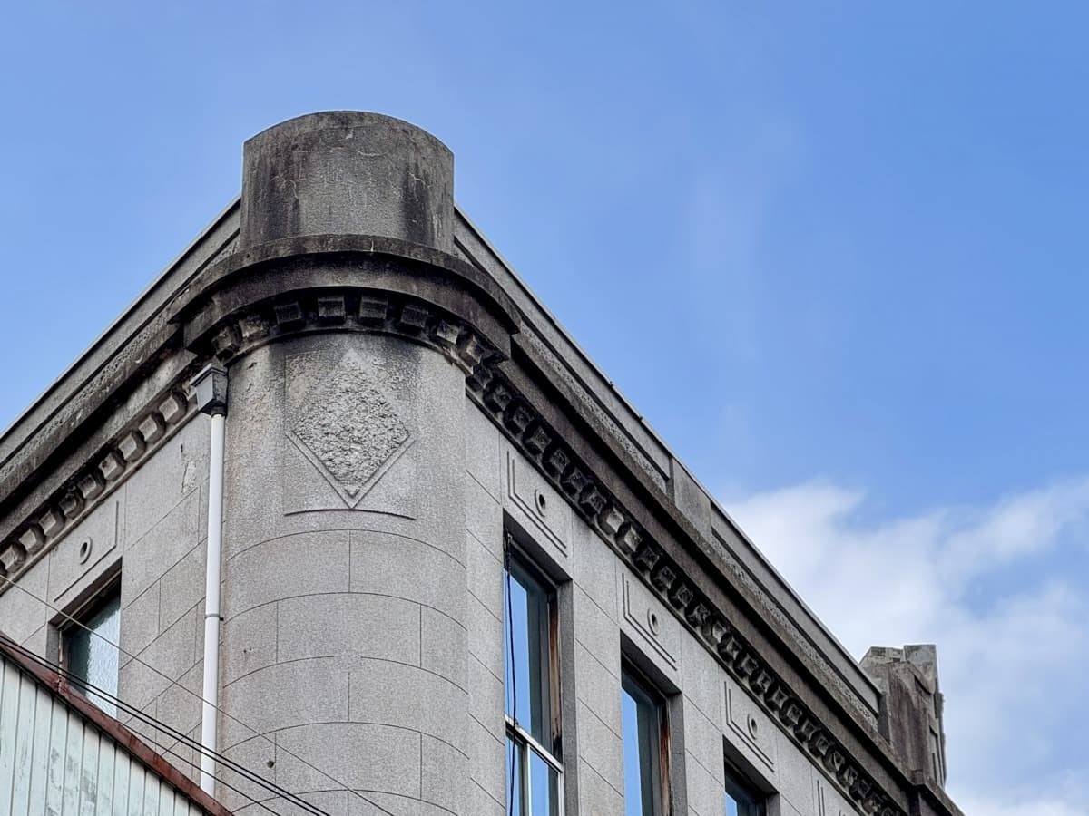 米子市道笑町に立つ近代建築「米子専門大店」の外観