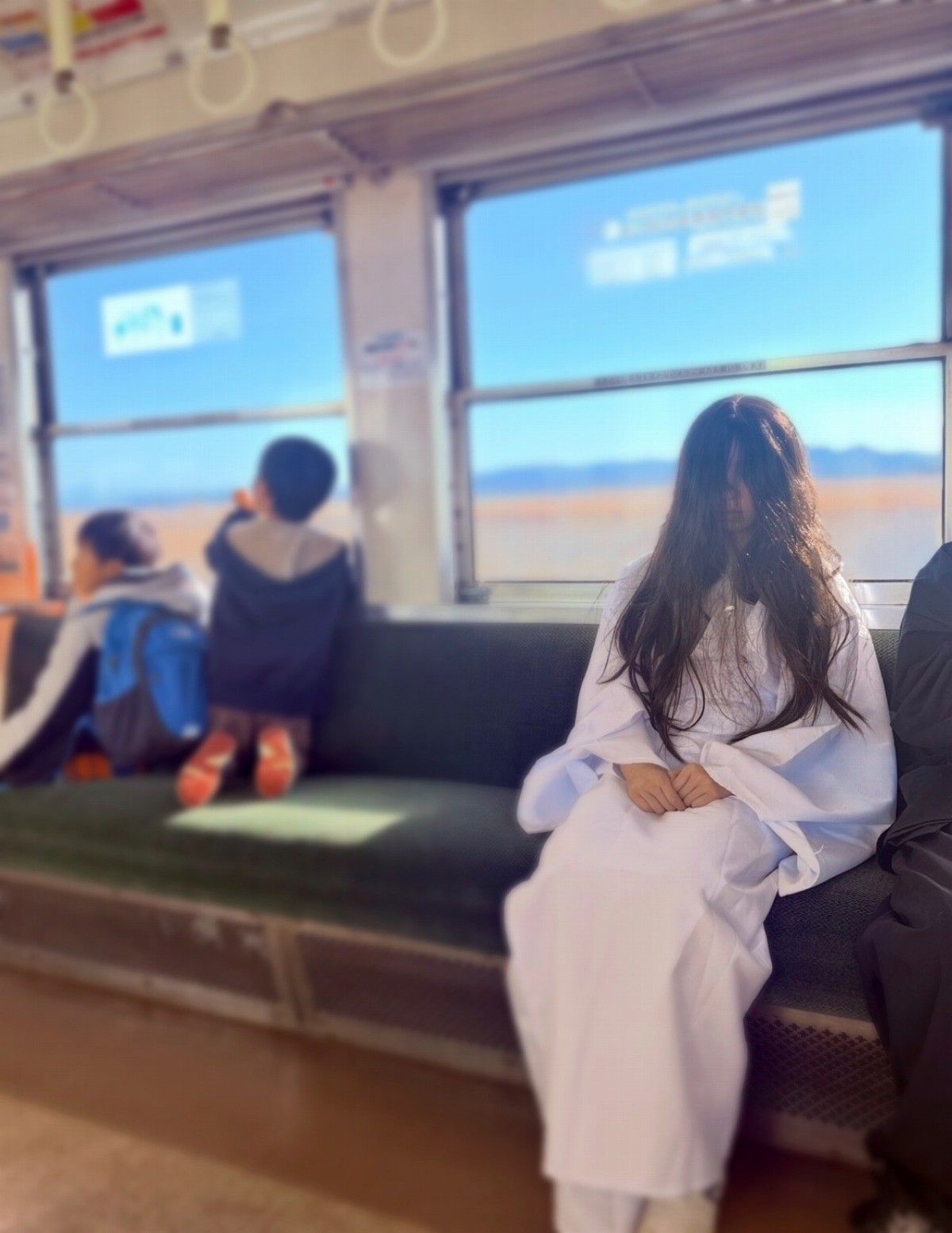 車両に座る雪女