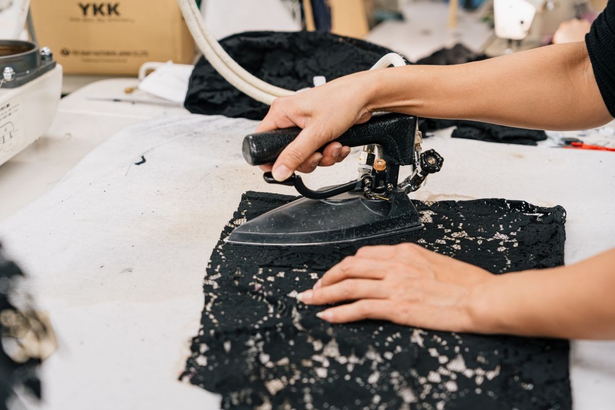 島根県出雲市の洋裁工場「スリーケー」の工場内部の様子