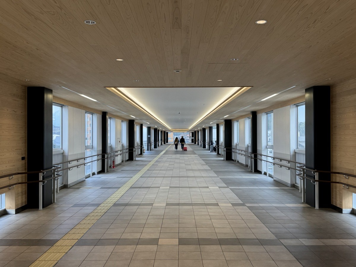 米子駅の南北をつなぐ自由通路「がいなロード」の全景