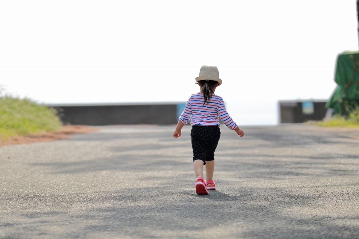 歩く子ども