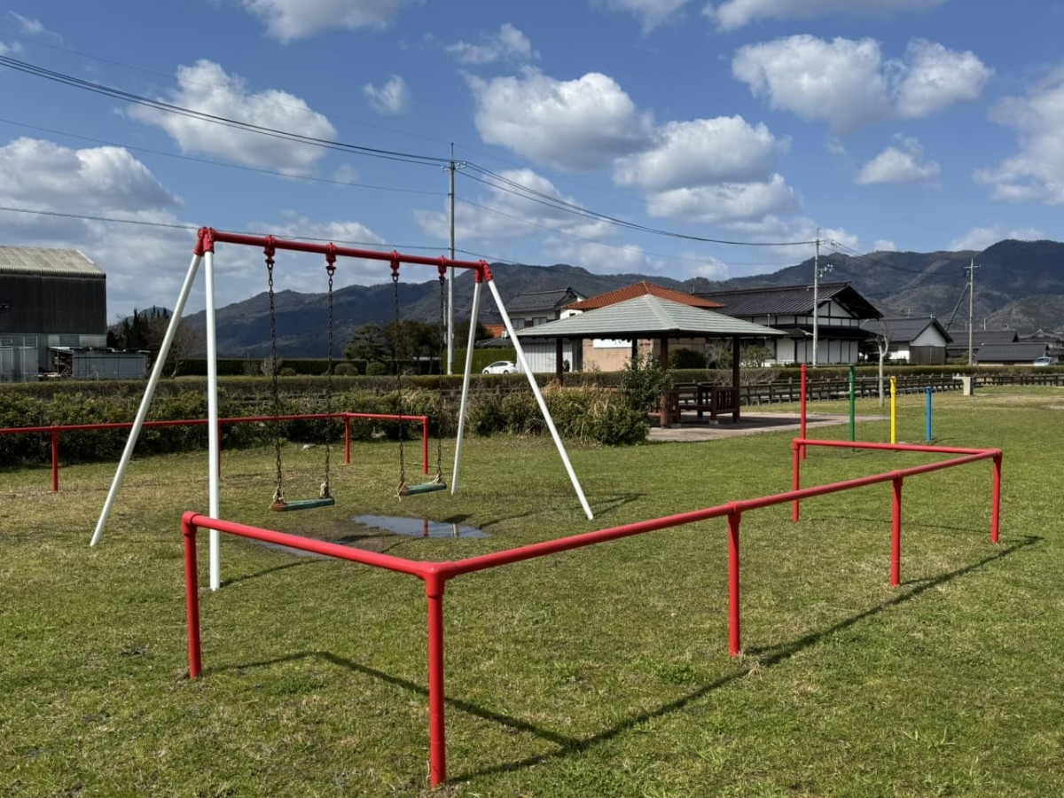 島根県出雲市斐川町にある『今在家親水公園』のブランコ