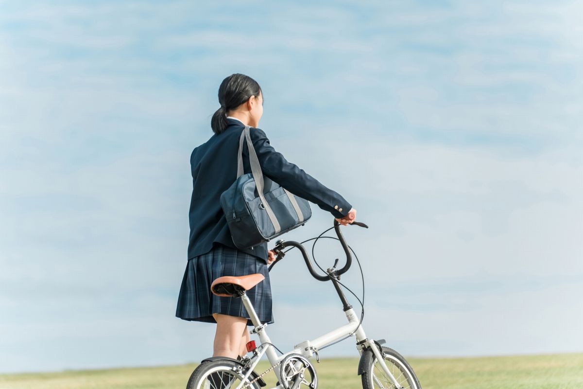 自転車を押している子ども