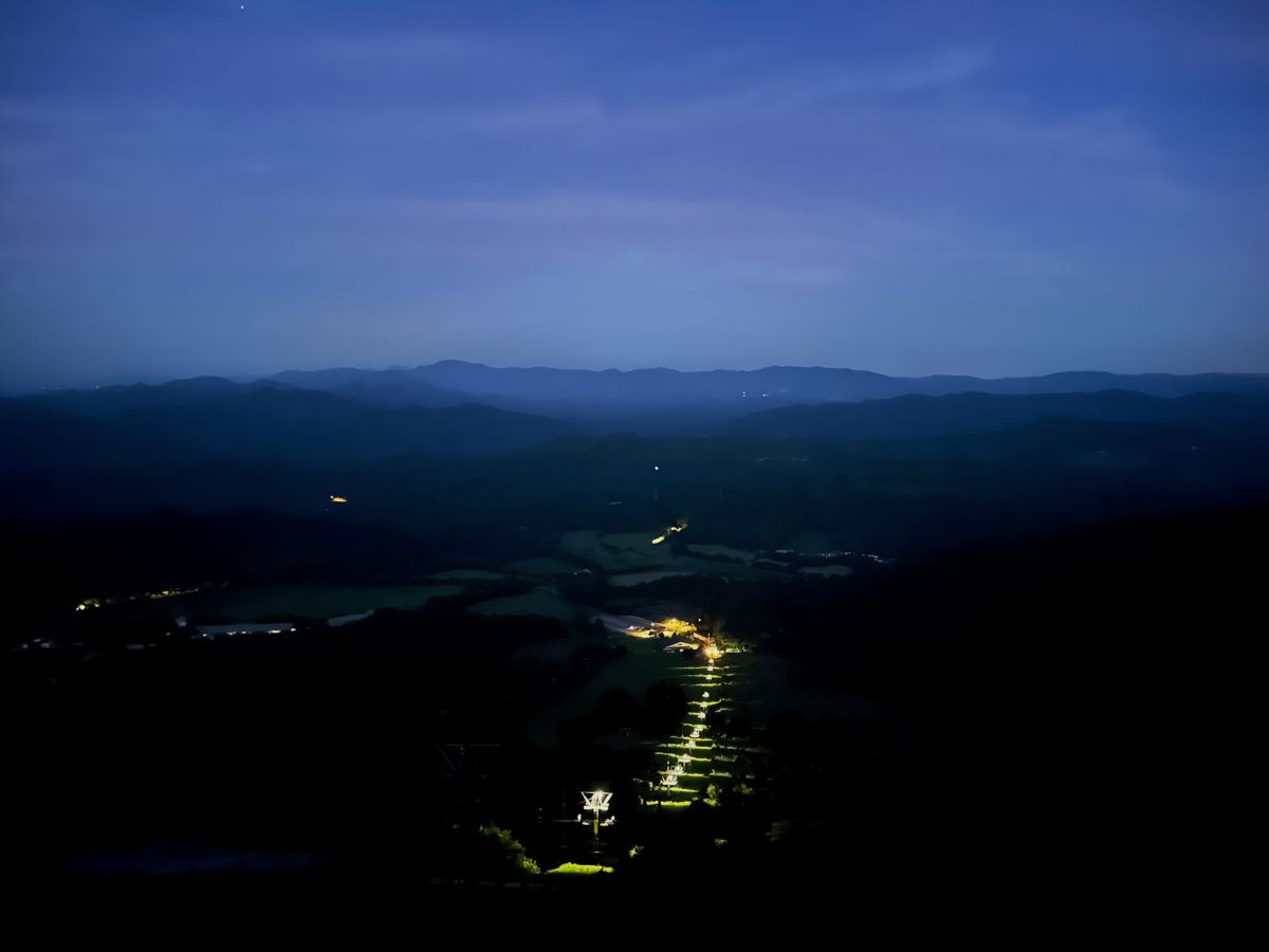 夜の観光リフトから見る麓の景色