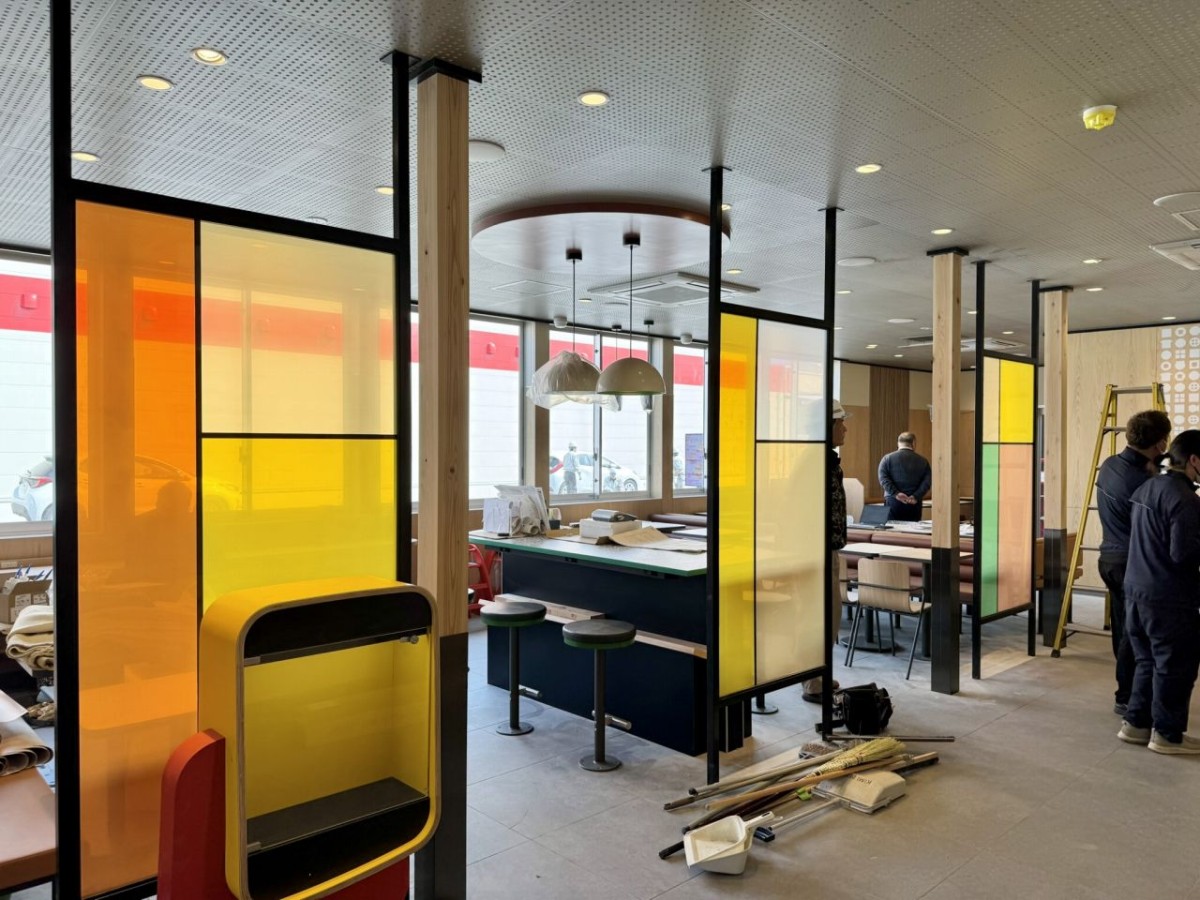 マクドナルド松江乃白店の店内