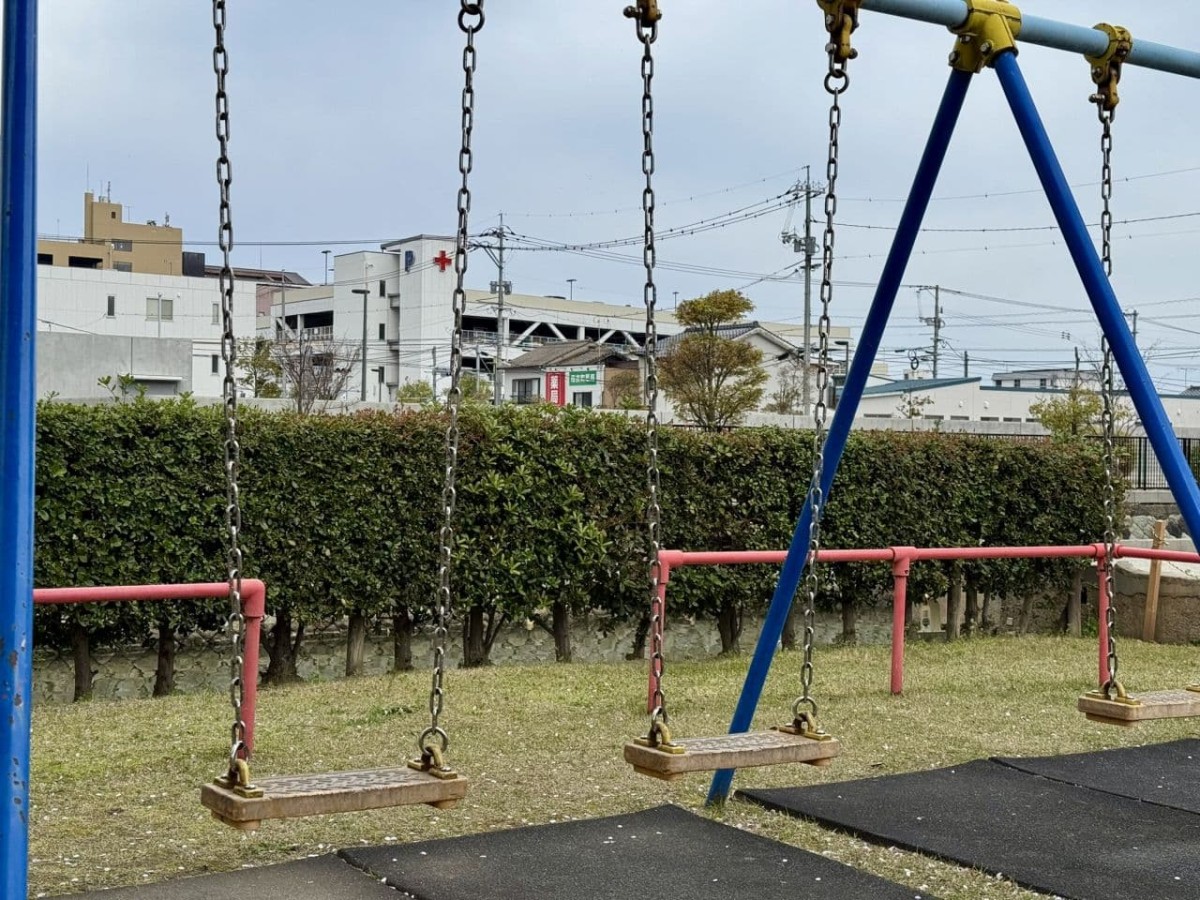 松江市米子町の公園『城東都市緑地』のブランコ