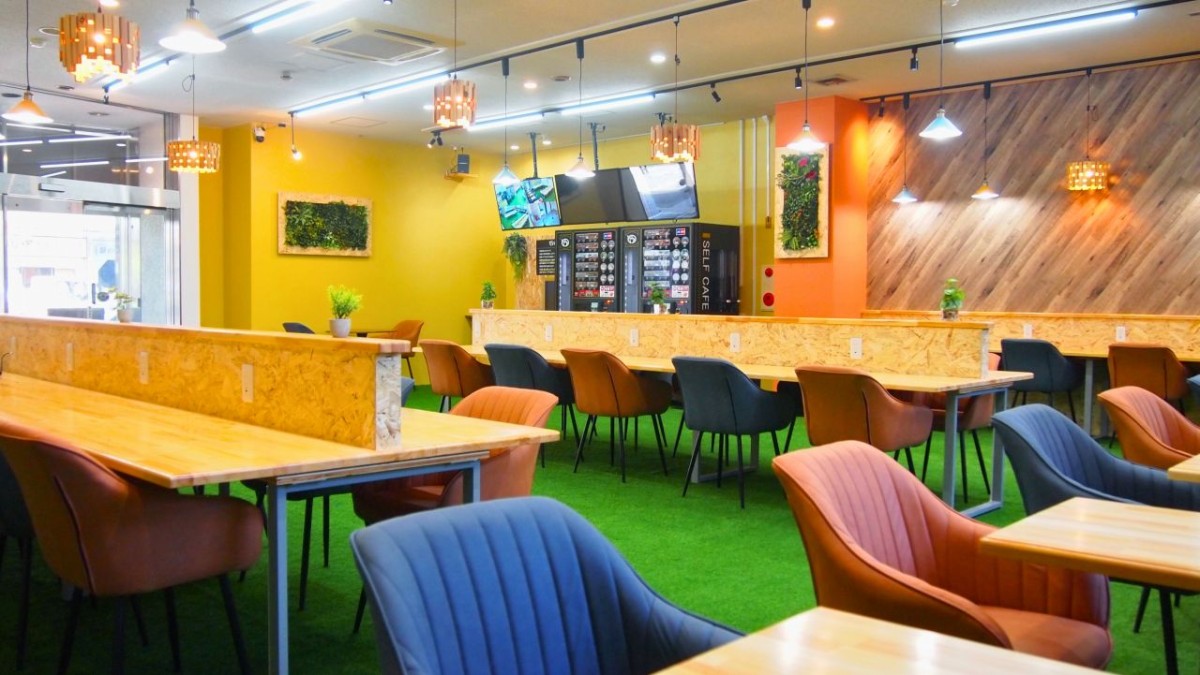 鳥取駅前の無人カフェ『セルフカフェ鳥取駅前店』の店内