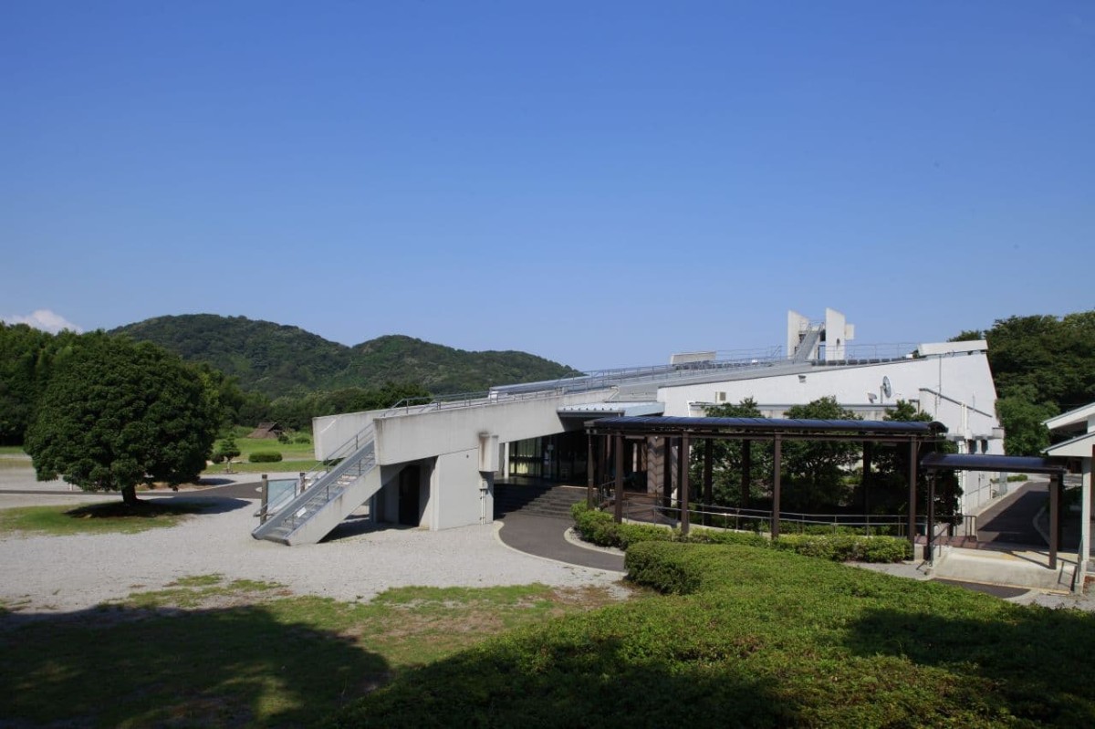 八雲立つ風土記の丘の展示学習館の外観