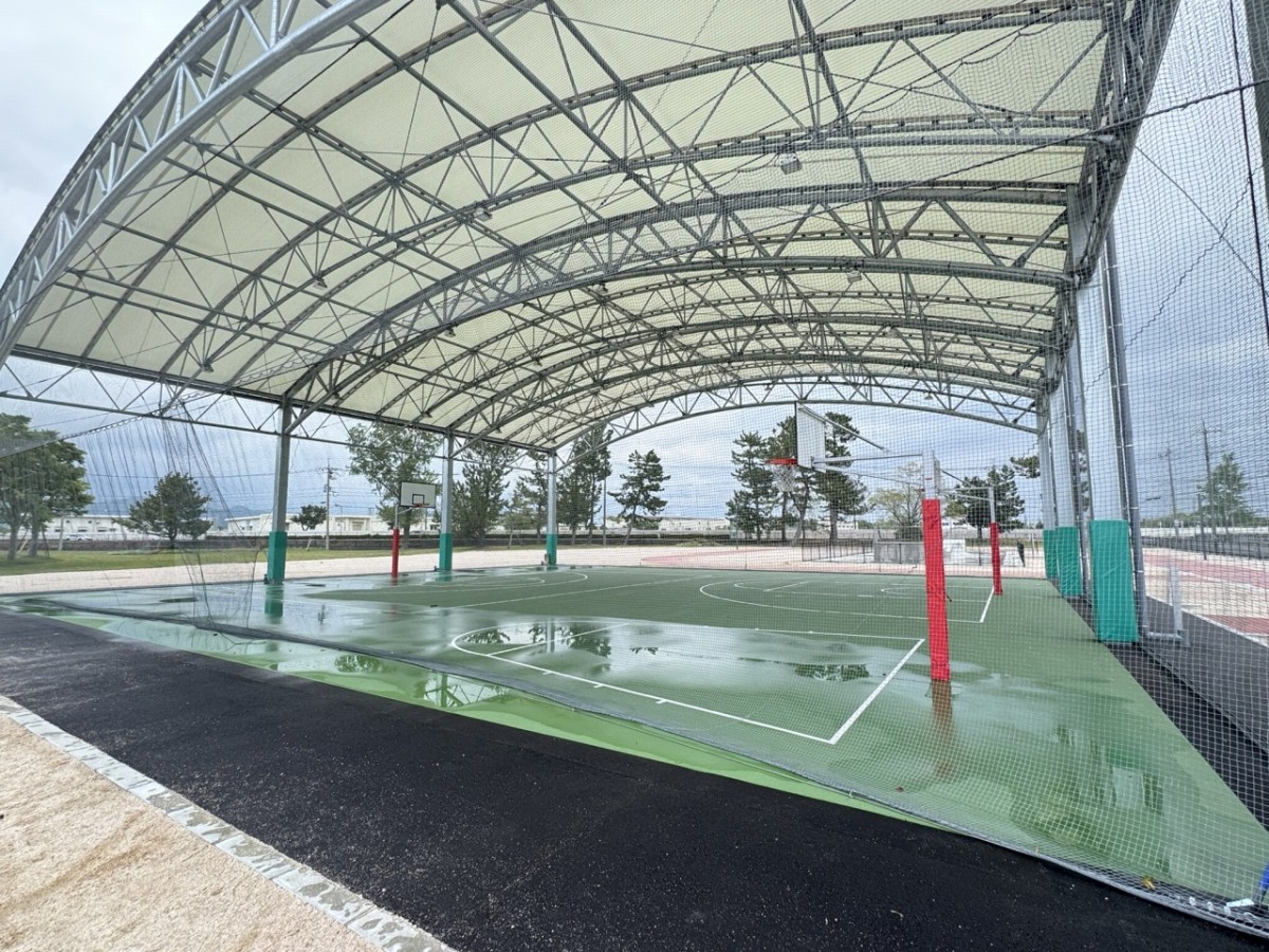 境港市渡町の公園『竜ケ山屋根付き広場』の全景