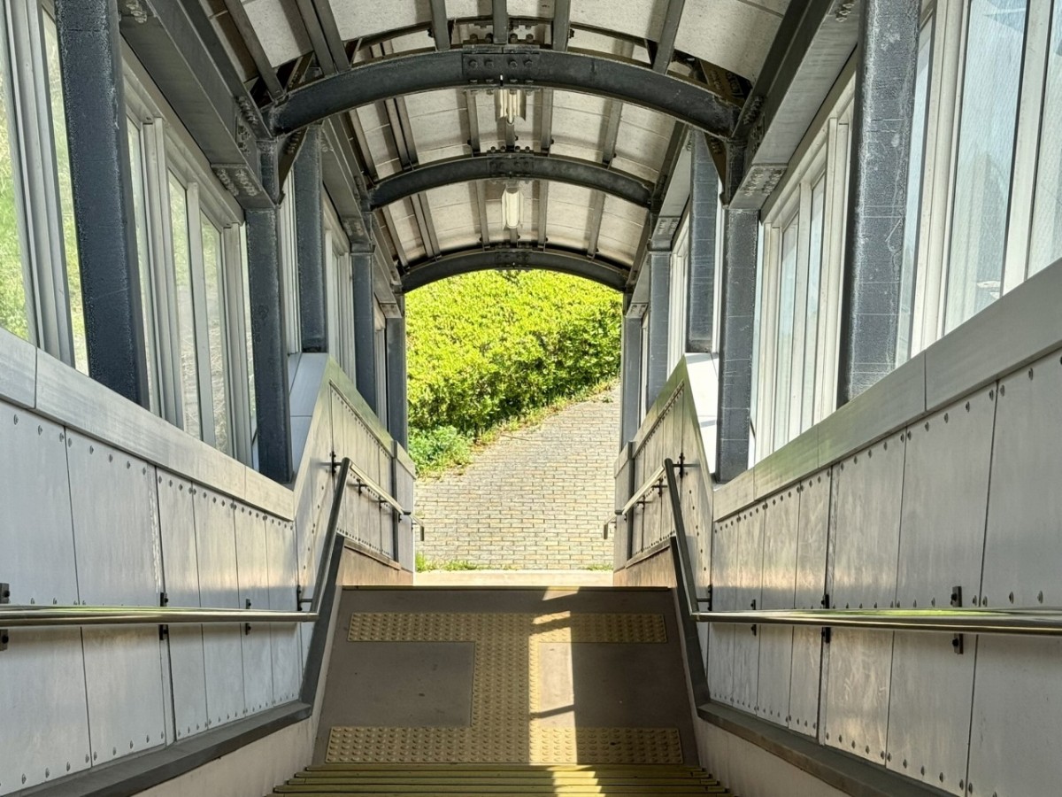 鳥取県琴浦町のJR浦安駅の自由通路の出入口
