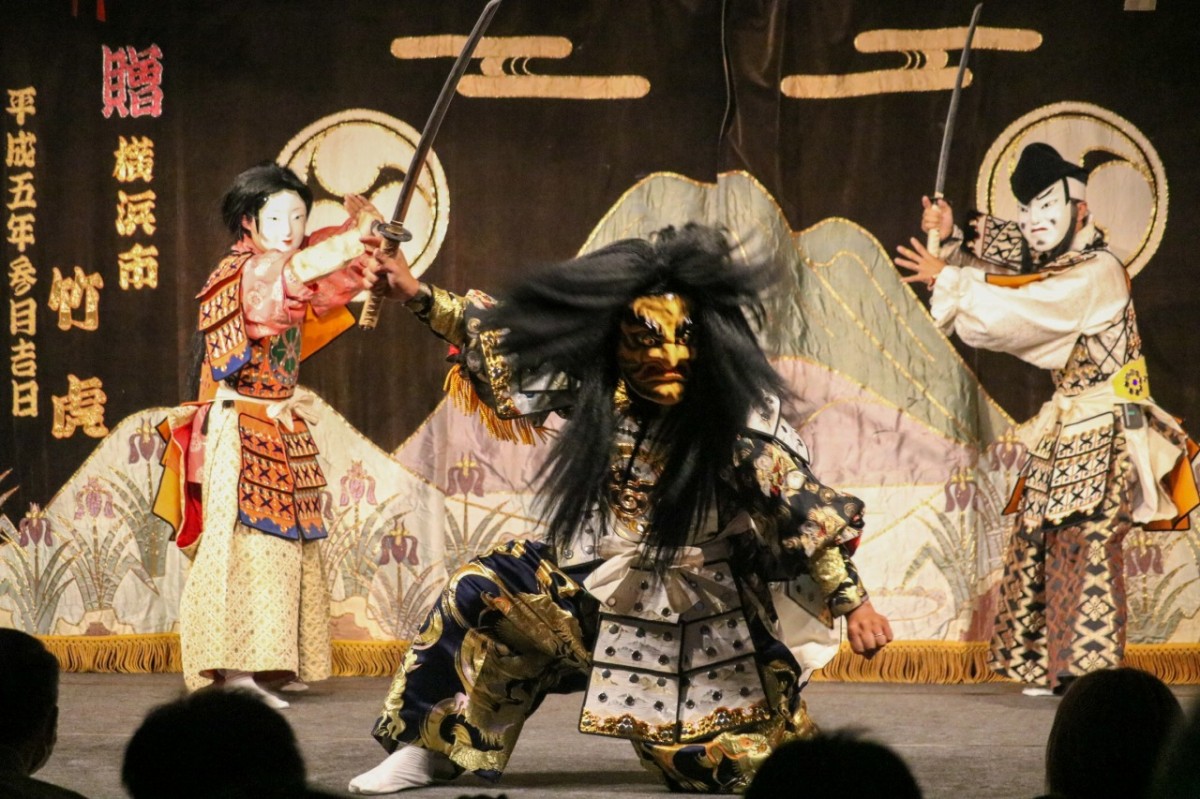 大田市・三瓶山で開催される舞台「石見神楽 多根神楽団 三瓶山北の原 姫逃池公演」の過去開催時の様子