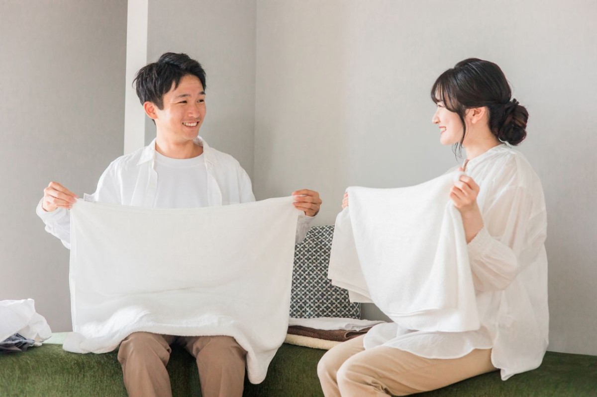 洗濯物を畳む夫婦