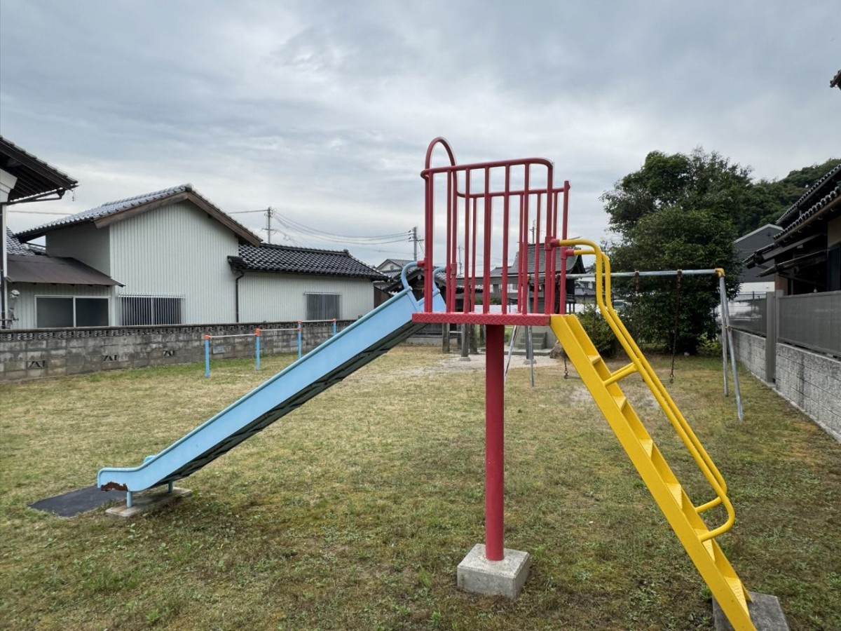 松江市浜佐田町にある『浜佐田児童公園』のすべり台