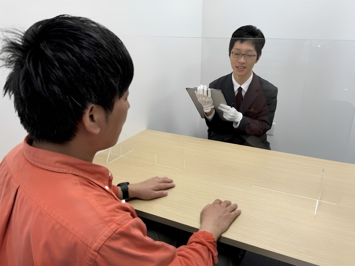 米子市東福原にある買い取り専門店『買取大吉 米子東福原店』のヒアリング中の様子
