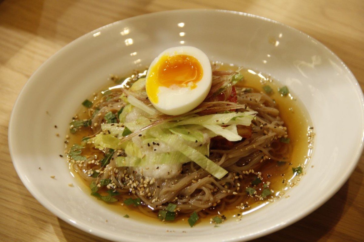 島根県松江市の焼肉店「アリラン飯店松江店」のどんぐり冷麺