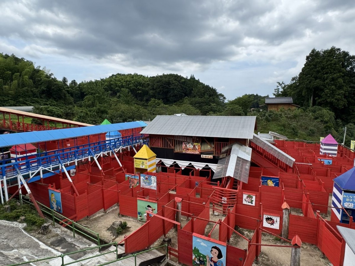島根県雲南市大東町にあるレジャースポット『心の駅陽だまりの丘』の巨大迷路「ドラゴンメイズ」の全景