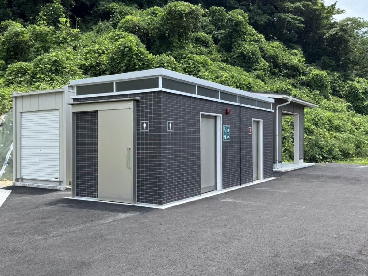 島根県雲南市の観光拠点『道の駅さくらの里きすき』の緑地公園トイレ