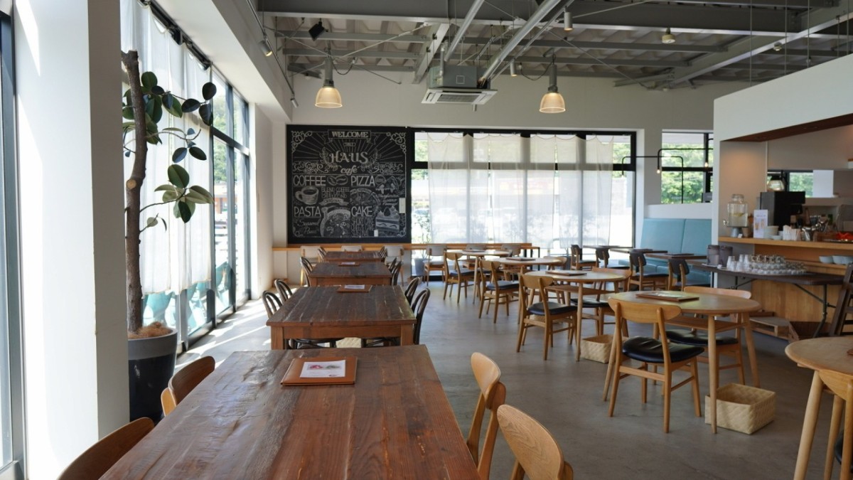 松江市の人気カフェ「HAUS」の店内