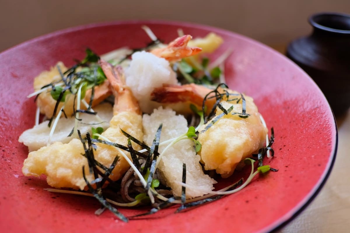 島根県松江市にあるそば屋『石臼挽き十割そば 雅月』の「えびもちぶっかけ蕎麦」