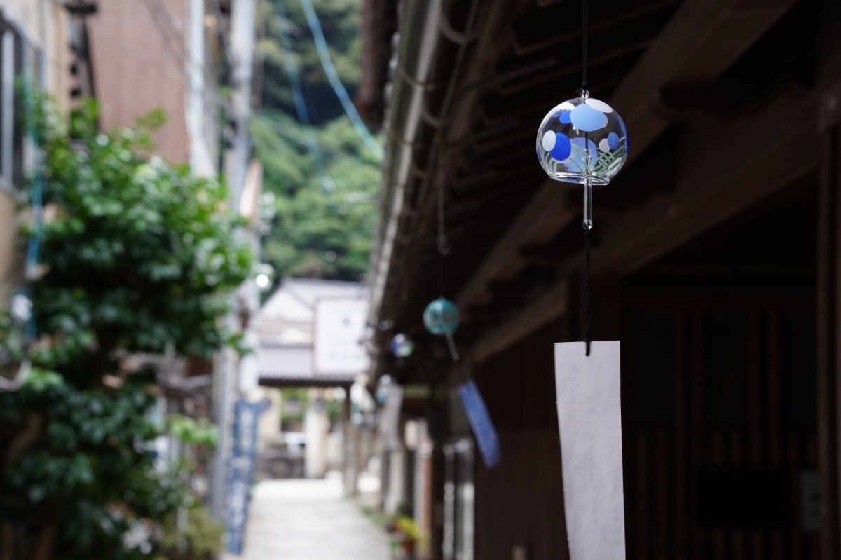 松江市美保関町の青石畳通りに吊るされた風鈴