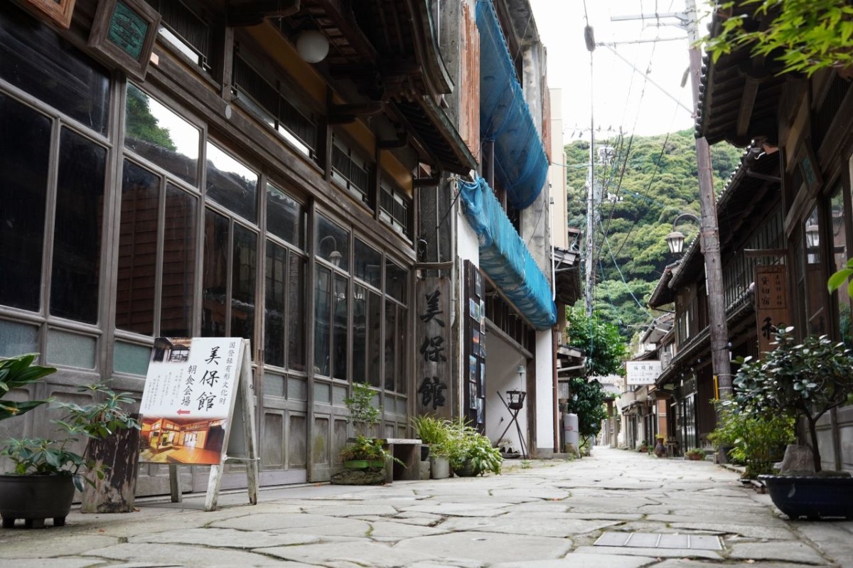 松江市美保関町の青石畳通りの風景