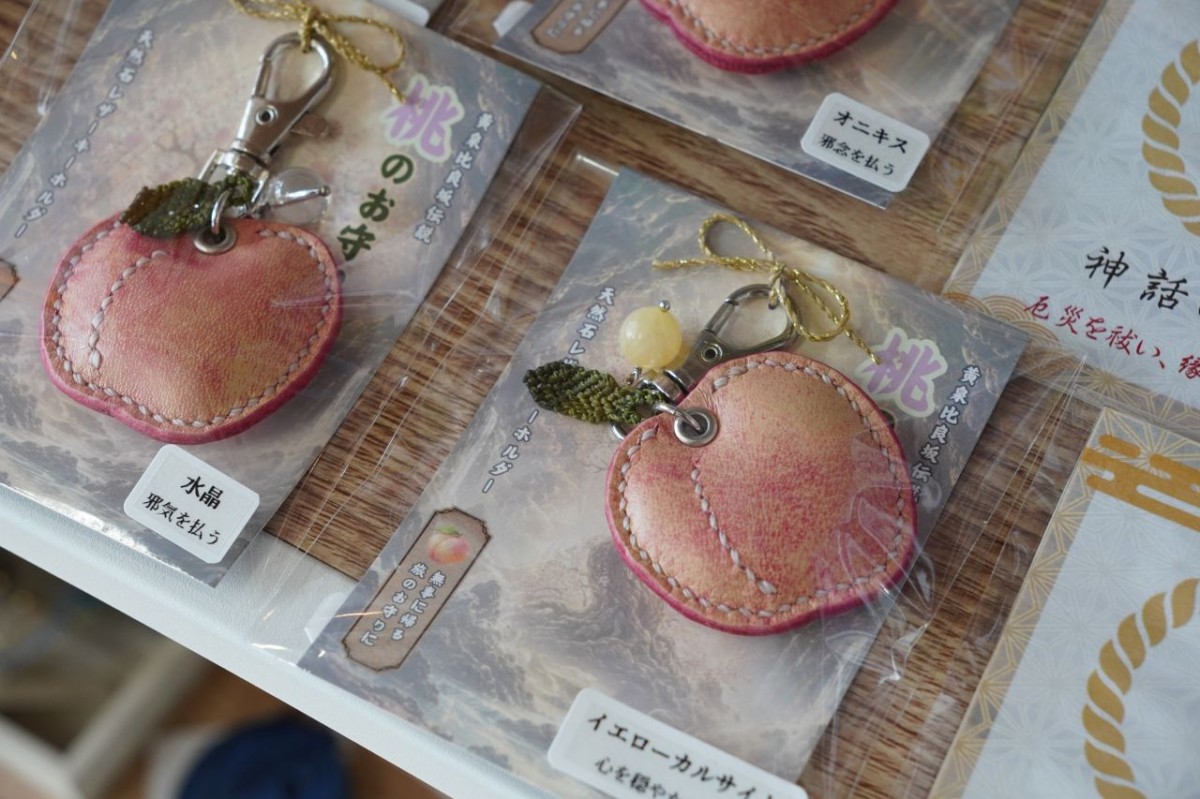 松江市・JR揖屋駅すぐ隣の『東出雲まちの駅女寅』のクラフト作品の展示販売コーナー