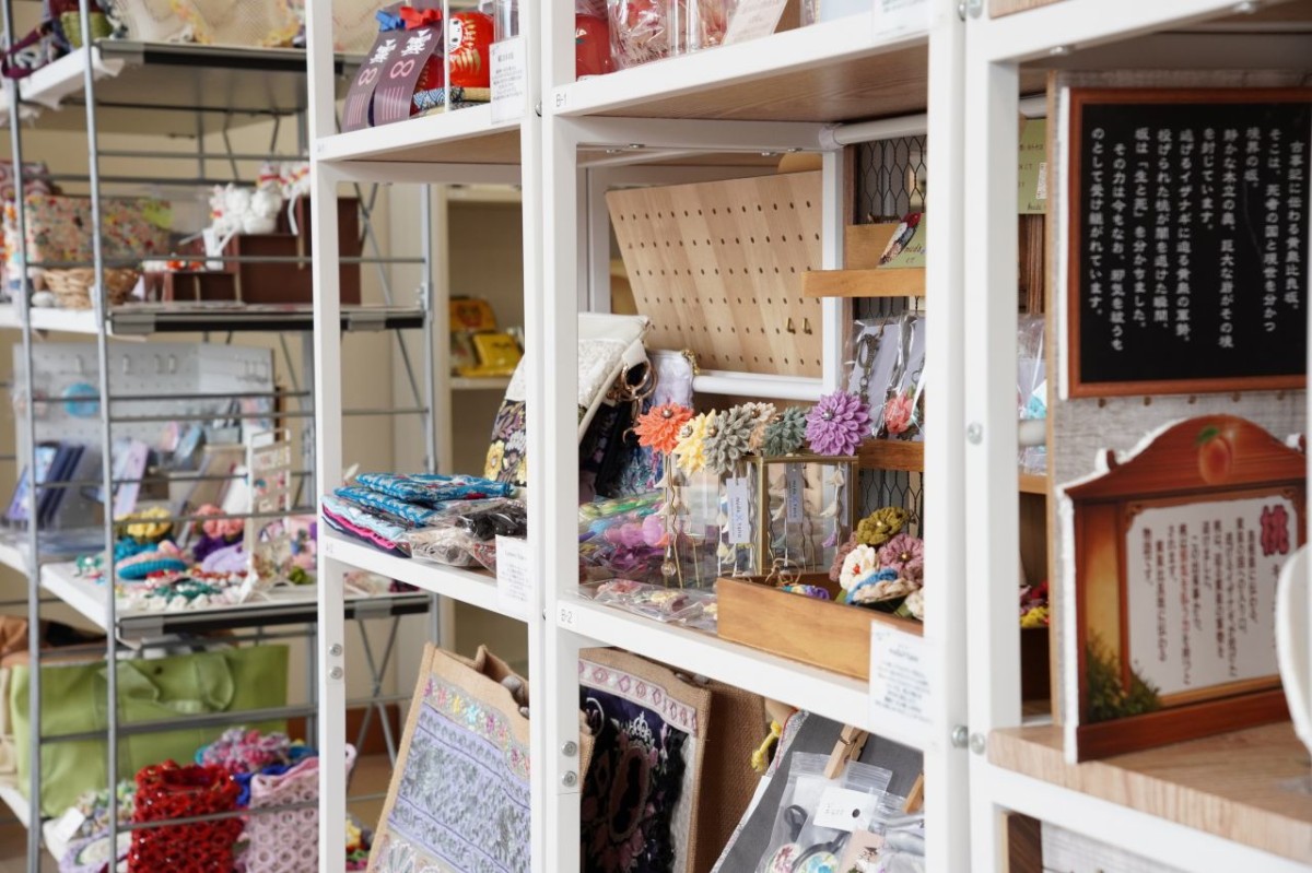 松江市・JR揖屋駅すぐ隣の『東出雲まちの駅女寅』のクラフト作品の展示販売コーナー