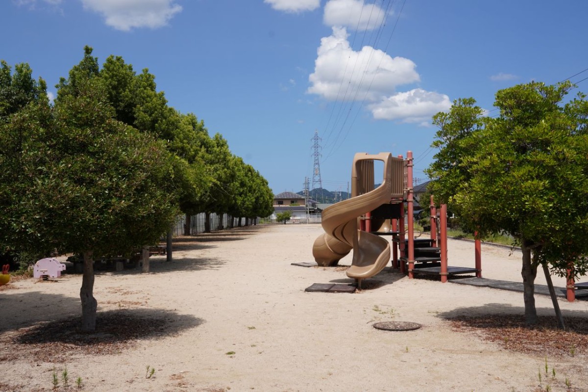 松江市東出雲町にある『錦新町公園』の全景