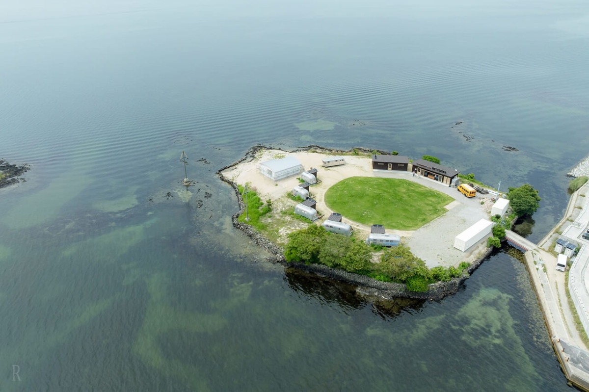 松江市八束町にある「エクストラオーディナリー プレイス モトシマ」の全景