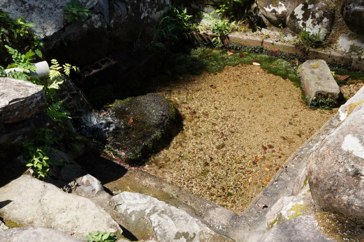 松江市東出雲町にある「髙清水神社」に湧出する御神水