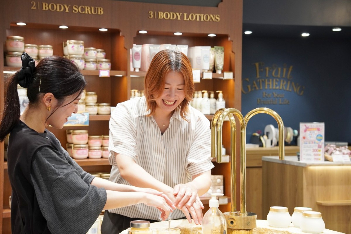 「フルーツギャザリング松江店」でハンドソープを体験しているところ