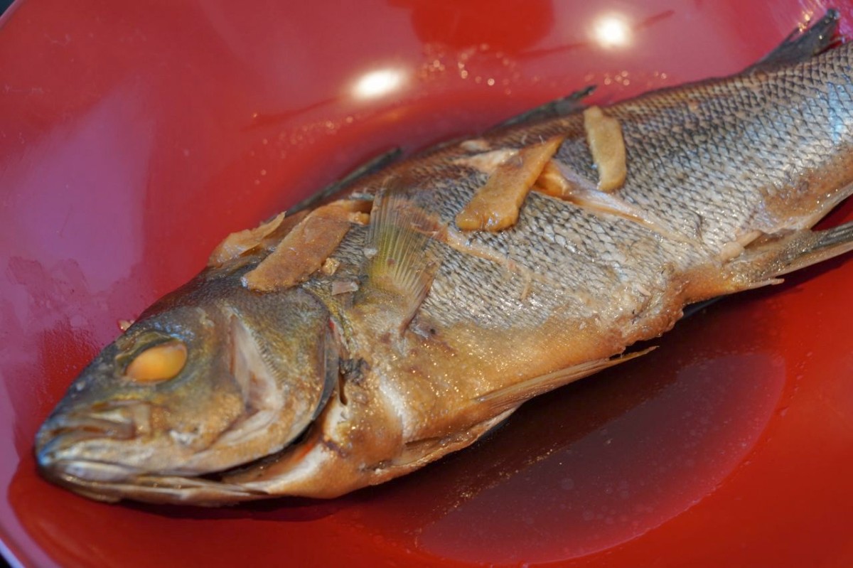 定食の主菜であるイサキの煮つけ