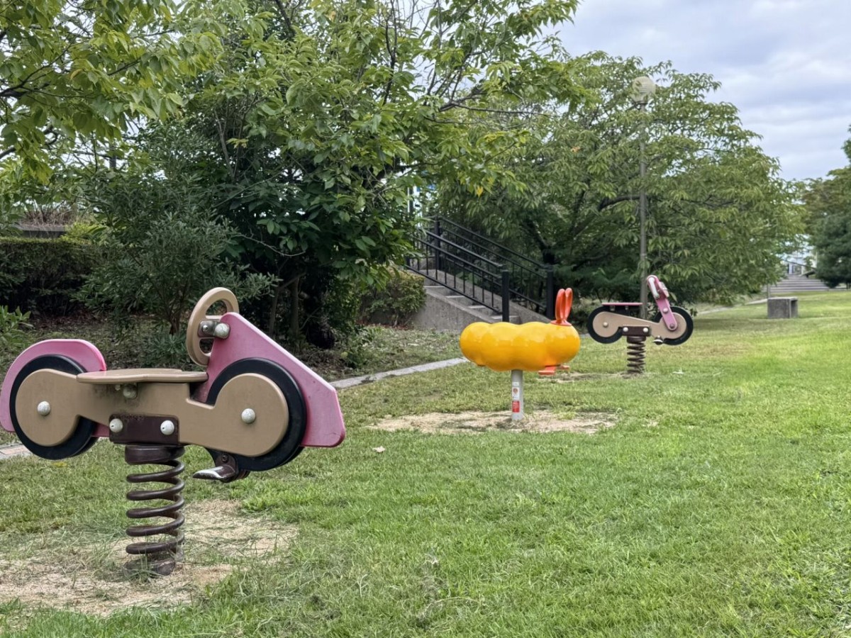 松江市末次町の「末次公園」のスプリング遊具