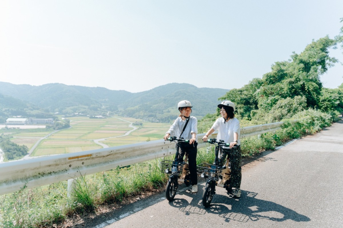 島根県海士町の電動サイクル「WANDERIDE AMA」の利用風景