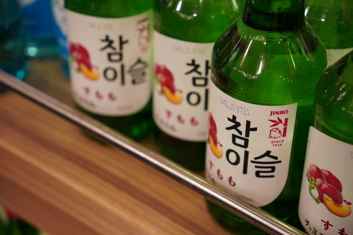 シャミネ松江内にある韓国風居酒屋「韓激」に置かれたお酒のボトル