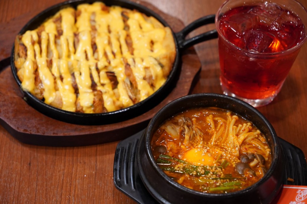 シャミネ松江内にある韓国風居酒屋「韓激」の料理とお酒の集合