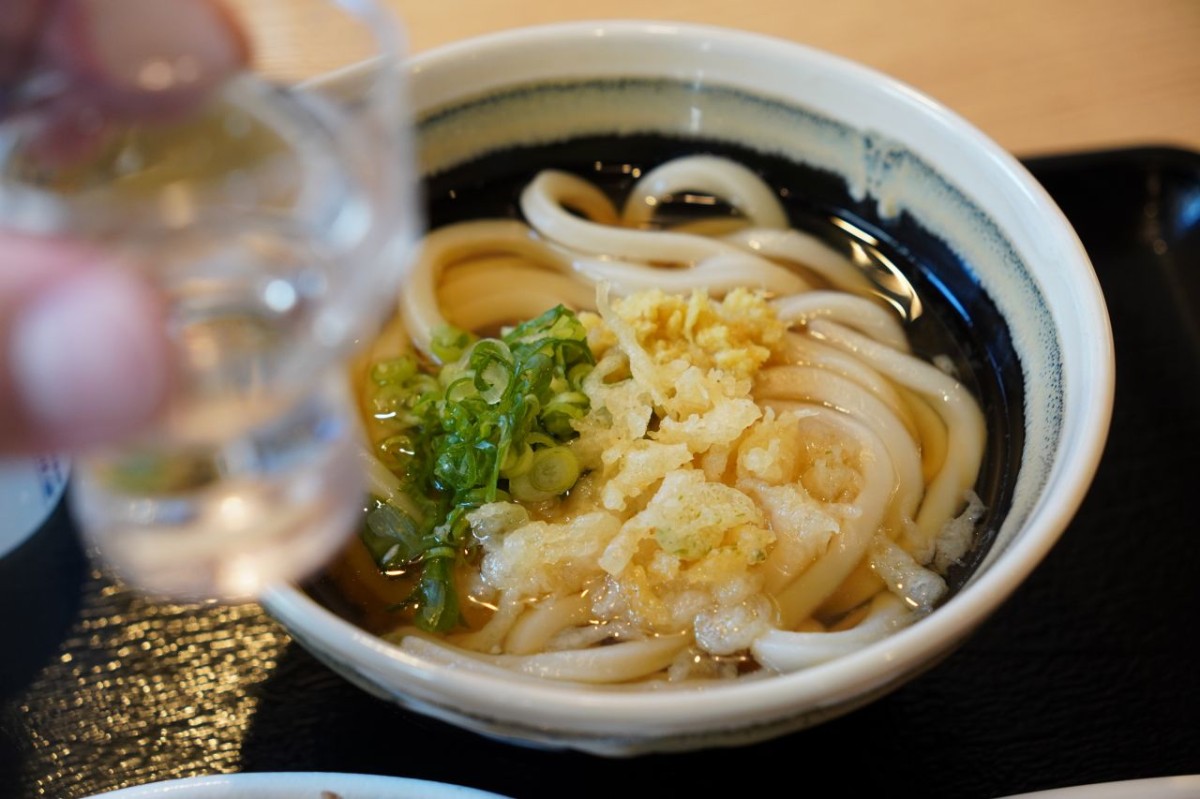 シャミネ松江内にある「讃岐うどんセンター」のかけうどんとお酒