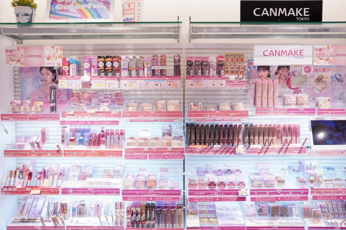 プチプラコスメブランド「CANMAKE」のメイク用品が並ぶ売場