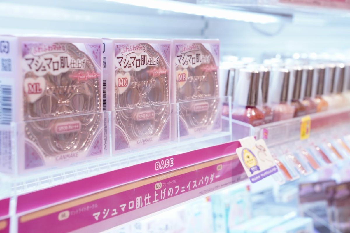 プチプラコスメブランド「CANMAKE」のメイク用品が並ぶ売場