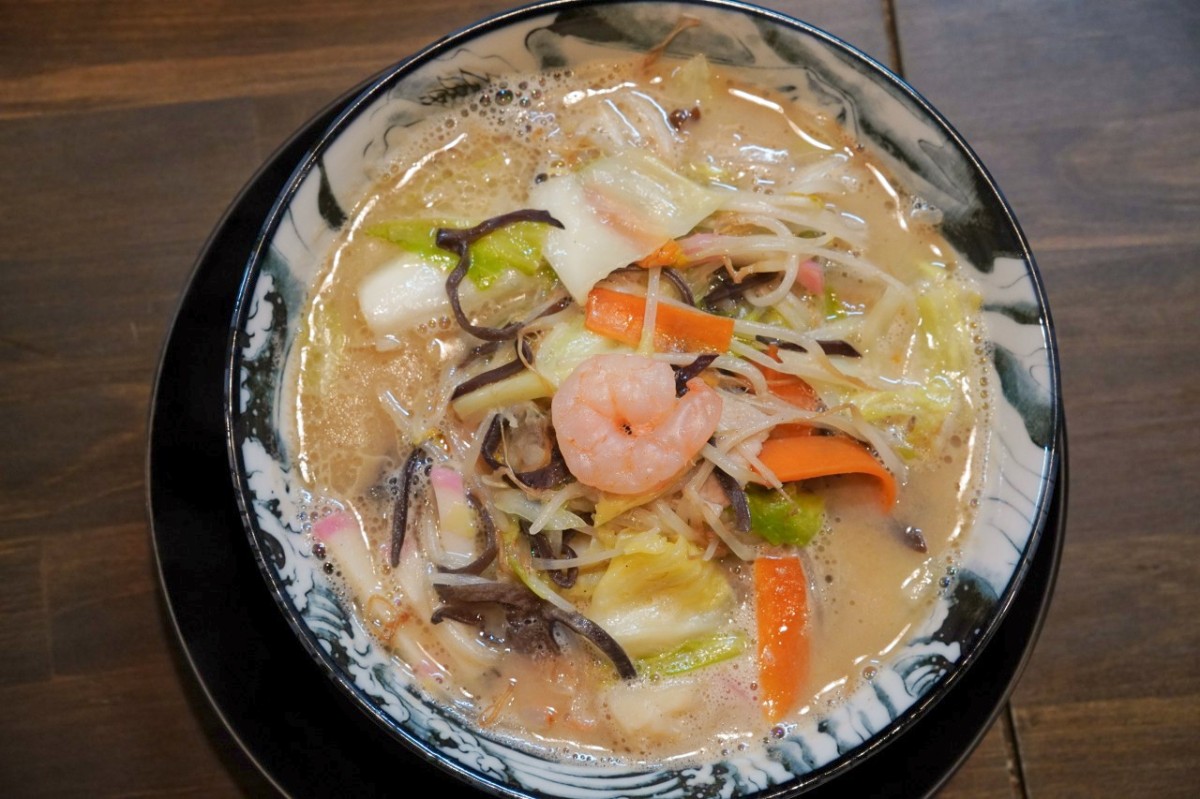 シャミネ鳥取「龍瞳」のとんこつちゃんぽん。エビや野菜などの具材が丼いっぱいに盛られた様子