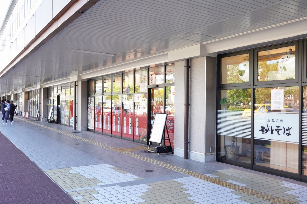 シャミネ鳥取の飲食ゾーン「えきなかキッチン」に店舗が並ぶ通路